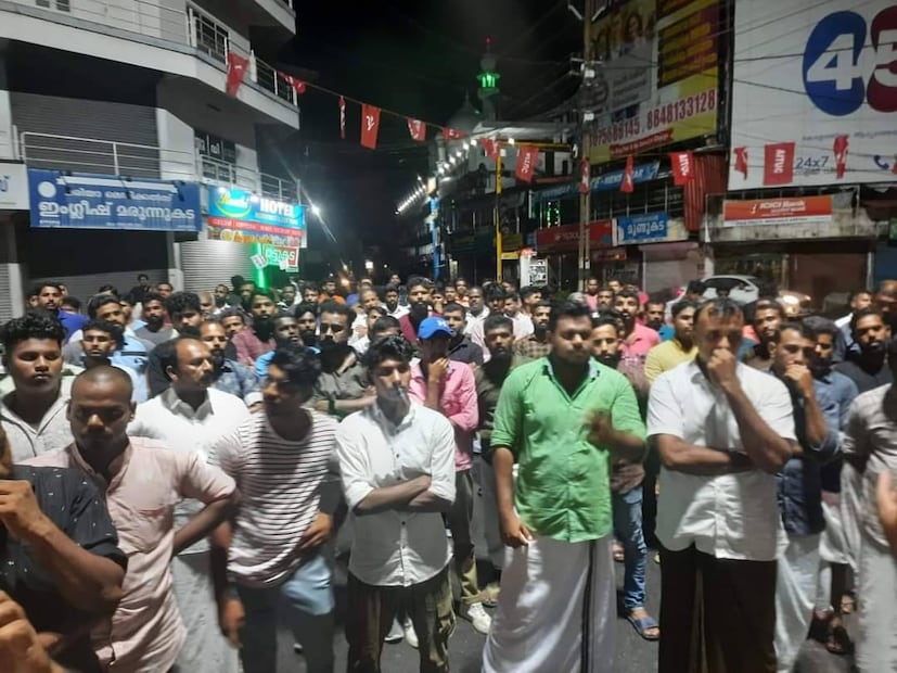  കുട്ടിയെകൊണ്ട് പ്രകോപനപരമായ മുദ്രാവാക്യം വിളിപ്പിച്ച കേസിലാണ് ഈരാറ്റുപേട്ട സ്വദേശിയെ കസ്റ്റഡിയില്‍ എടുത്തിരിക്കുന്നത്. ആലപ്പുഴയില്‍ നിന്നും എത്തിയ പൊലീസ് സംഘം രാത്രി 10 മണിയോടെയാണ് ഈരാറ്റുപേട്ട സ്വദേശിയെ കസ്റ്റഡിയില്‍ എടുത്തത്. ഇയാള്‍ SDPI/പോപ്പുലര്‍ ഫ്രണ്ട് പ്രാദേശിക ഭാരവാഹിയാണ്.