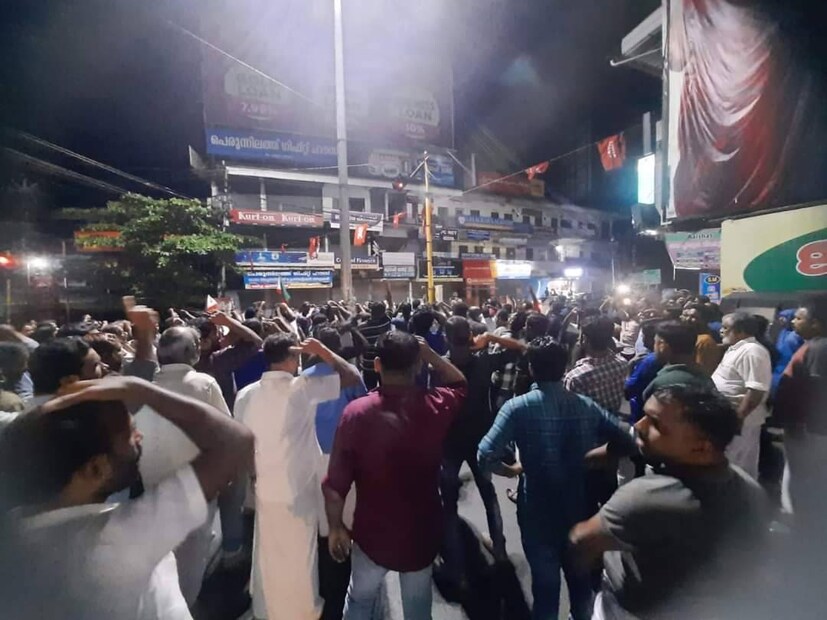  റിപ്പബ്ലിക്കിനെ രക്ഷിക്കുക എന്ന പേരിലായിരുന്നു കഴിഞ്ഞ ശനിയാഴ്ച ആലപ്പുഴയില്‍ പോപ്പുലര്‍ ഫ്രണ്ട് റാലി നടത്തിയത്. കല്ലുപാലത്ത് നിന്ന് ബീച്ചിലേക്ക് നടന്ന പോപ്പുലര്‍ ഫ്രണ്ട് റാലിക്കിടെയായിരുന്നു കൊച്ചു കുട്ടിയുടെ പ്രകോപനപരമായ മുദ്രവാക്യം ഉയര്‍ന്നത്. സംഭവത്തില്‍ പോപ്പുലര്‍ ഫ്രണ്ട് ആലപ്പുഴ ജില്ലാ പ്രസിഡന്റ് നവാസ് വണ്ടാനവും സെക്രട്ടറി മുജീബുമാണ് ഒന്നും രണ്ടും പ്രതികള്‍. മുദ്രാവാക്യം വിളിച്ച കുട്ടിയെ ചുമലിലേറ്റിയ ആളും പ്രതിയാവും.