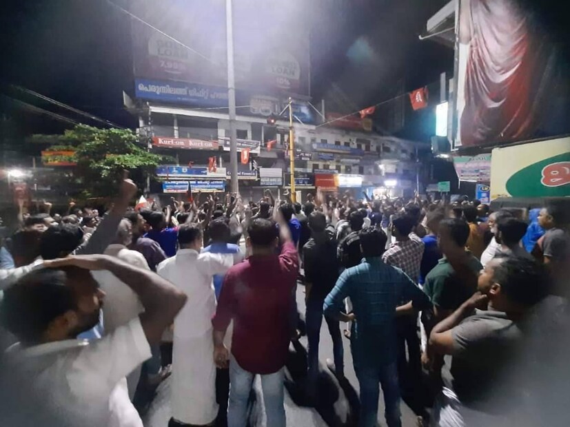  'അരിയും മലരും വാങ്ങിച്ച് വീട്ടില്‍ വാങ്ങി വെച്ചോളൂ.. ഒന്ന് കൂടെ മറന്നടാ..ഒന്ന് കൂടെ മറന്നടാ.. കുന്തിരിക്കം വാങ്ങിച്ച് വീട്ടില്‍ വാങ്ങി വെച്ചോടാ.. വരുന്നുണ്ടെടാ വരുന്നുണ്ടെടാ നിന്റെയൊക്കെ കാലന്മാര്‍. മര്യാദക്ക് ജീവിച്ചാല്‍ നമ്മുടെ നാട്ടില്‍ ജീവിക്കാം.. മര്യാദക്ക് മര്യാദക്ക് മര്യാദക്ക് ജീവിച്ചോ. മര്യാദക്ക് ജീവിച്ചില്ലേല്‍ നമുക്കറിയാം പണിയറിയാം.. മര്യാദക്ക് മര്യാദക്ക് മര്യാദക്ക് ജീവിച്ചോ.'...... എന്നിങ്ങനെയായിരുന്നു റാലിക്കിടെ ഉയര്‍ന്ന മുദ്രാവാക്യം.