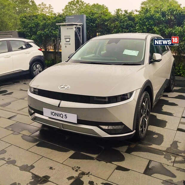  ഇലക്ട്രിക് കാറുകള്‍ (Electric Cars)വാങ്ങാന്‍ ആഗ്രഹിക്കുന്ന ഉപഭോക്താക്കള്‍ക്ക് ഇപ്പോള്‍ നിരവധി ഓപ്ഷനുകളാണ് വിപണിയിലുള്ളത്. ഈയിടെ വിപണിയില്‍ എത്തിയ ഇലക്ട്രിക് കാറുകള്‍ക്കൊപ്പം ഹൈബ്രിഡ് പവര്‍ട്രെയിനുകളും മുഖ്യധാരാ വാഹന നിര്‍മ്മാതാക്കള്‍ നല്‍കുന്നുണ്ട്. മികച്ച ഹൈബ്രിഡുകളും പ്ലഗ്-ഇന്‍ ഹൈബ്രിഡുകളും ഇന്ധനക്ഷമതയുടെ കാര്യത്തില്‍ മാത്രമല്ല പെട്രോള്‍-ഡീസല്‍ വാഹനങ്ങളെ മറികടക്കുന്നത്, പ്രകടനത്തിന്റെ കാര്യത്തിലും അവയെ മറികടക്കുന്നുണ്ട്. 2022ല്‍ ഇന്ത്യയിൽ അവതരിപ്പിക്കാനിരിക്കുന്ന ഏറ്റവും മികച്ച ഇലക്ട്രിക് വാഹനങ്ങള്‍ ഏതെല്ലാമെന്ന് നോക്കാം: