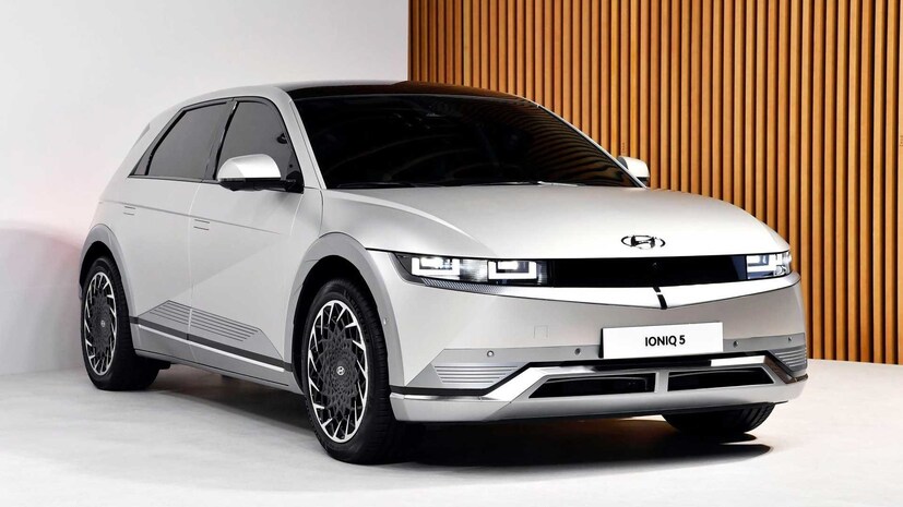  <strong>ഹ്യുണ്ടായ് അയോണിക് 5 (hyundai ioniq 5) - </strong>കൊറിയന്‍ വാഹന നിര്‍മ്മാതാക്കളായ ഹ്യുണ്ടായ് 2022 ന്റെ രണ്ടാം പകുതിയില്‍ അയോണിക് 5 ഇന്ത്യയില്‍ അവതരിപ്പിക്കുമെന്നാണ് പ്രതീക്ഷിക്കുന്നത്. അന്താരാഷ്ട്രതലത്തില്‍ 58kWh ബാറ്ററി പാക്കും 77.4kWh ബാറ്ററി പാക്കും ഹ്യുണ്ടായ് അയോണിക് 5 വാഗ്ദാനം ചെയ്യും. വലിയ ബാറ്ററി പാക്ക് 4WD കോണ്‍ഫിഗറേഷനില്‍ ആയിരിക്കാം. 481 കിലോമീറ്റര്‍ പരമാവധി റേഞ്ച് ആണ് വാഹനം വാഗ്ദാനം ചെയ്യുന്നത്.