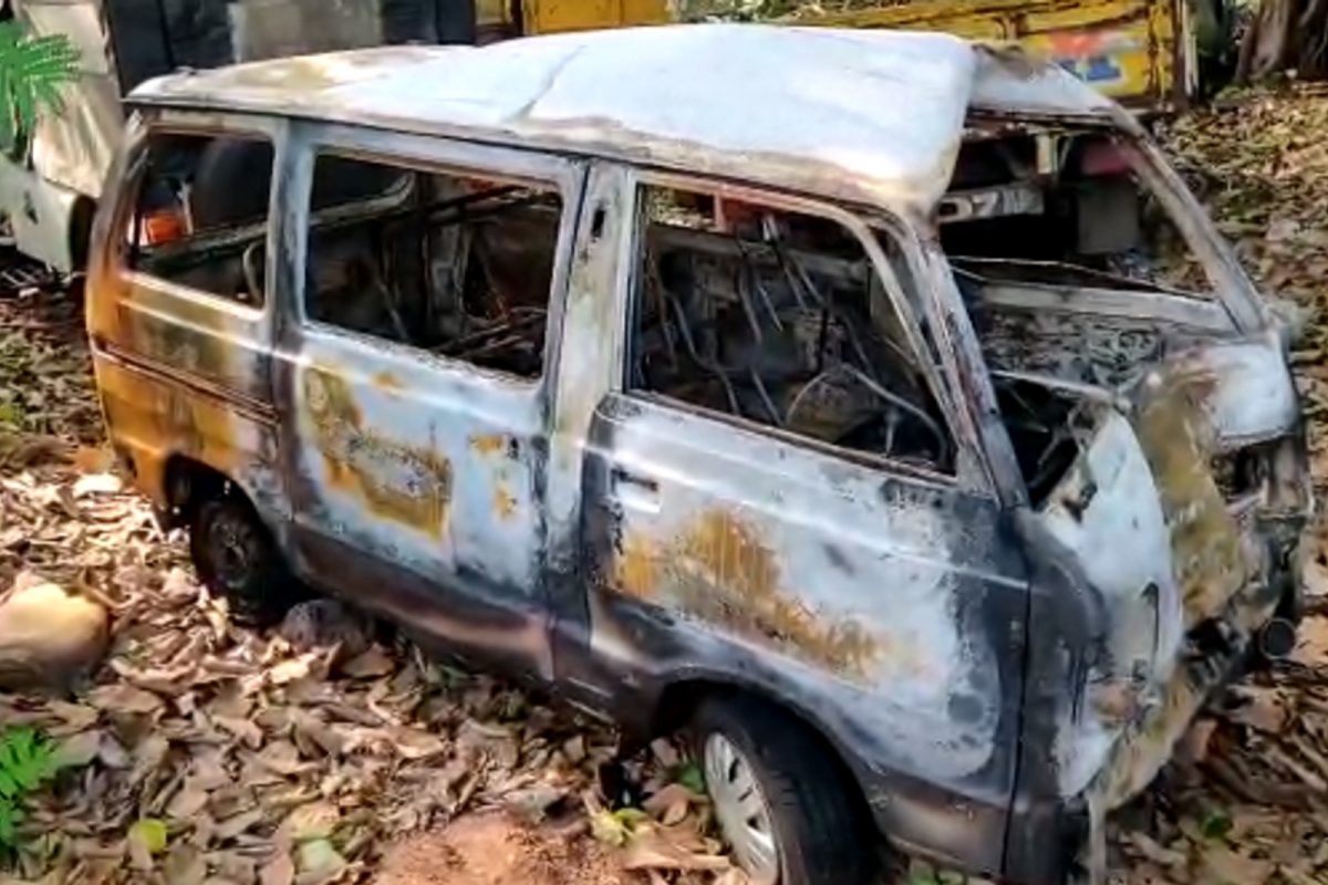 ആരാണ് തീയിട്ടതെന്നതിനെക്കുറിച്ച് സൂചനയില്ല. ഇതേതുടർന്ന് വാഹനം ചന്തേര പൊലീസ് സ്റ്റേഷനിലെക്ക് മാറ്റിയിരിക്കുകയാണ്. ഇന്നലെ കൂൾബാർ എറിഞ്ഞുതകർത്തിരുന്നു.