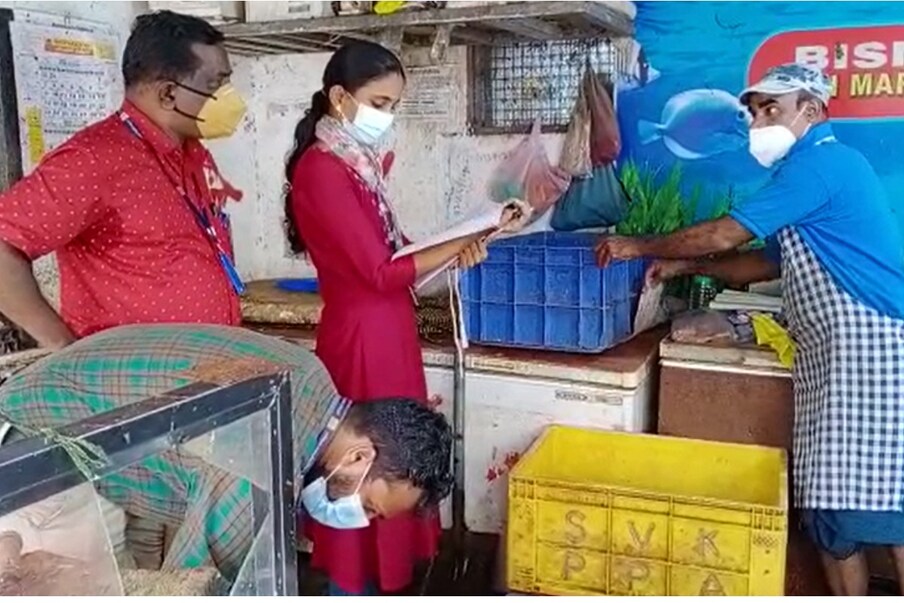  ഇന്ന് രാവിലെ വാങ്ങിയ മത്സ്യത്തിൽ പുഴുവിനെ കണ്ടതിനെ തുടർന്ന് ഭക്ഷ്യ സുരക്ഷാ ഉദ്യോഗസ്ഥരെയും മുക്കം നഗരസഭ ആരോഗ്യ വിഭാഗം ഉദ്യോഗസ്ഥരെ വിവരമറിയിക്കുകയായിരുന്നു. നേരത്തെയും തനിക്ക് ഇത്തരം അനുഭവം ഈ കടയിൽ നിന്നും ഉണ്ടായിട്ടുണ്ടെന്നും രവി പറഞ്ഞു