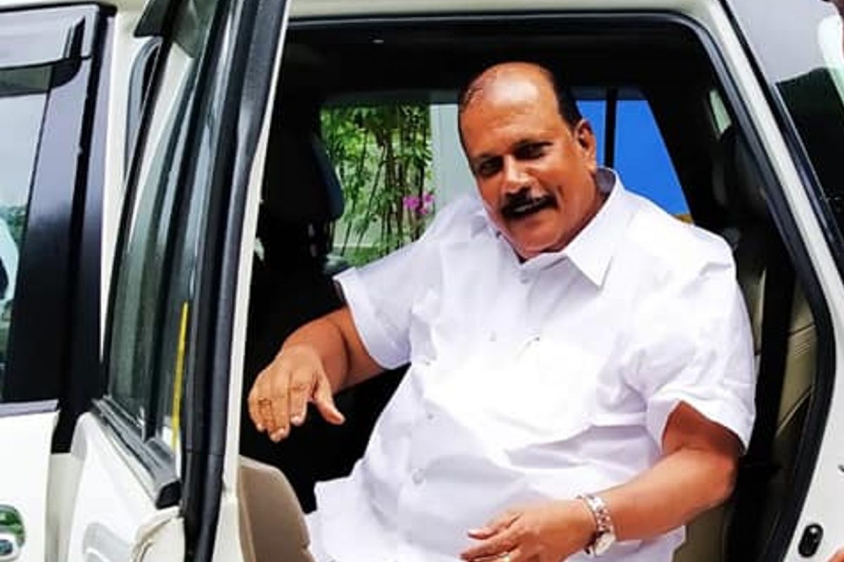 ബിജെപി സംസ്ഥാന അധ്യക്ഷൻ കെ സുരേന്ദ്രൻ, പി കെ കൃഷ്ണദാസ്, ശോഭ സുരേന്ദ്രൻ, തൃക്കാക്കരയിലെ എൻഡിഎ സ്ഥാനാർഥി എ എൻ രാധാകൃഷ്ണൻ തുടങ്ങിയ മുതിർന്ന നേതാക്കാളും സ്റ്റേഷനിലുണ്ട്.