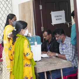 ‌ഇന്ന് നിശബ്ദ പ്രചാരണം; പോളിംഗ് സാമഗ്രികളുടെ വിതരണം തുടങ്ങി