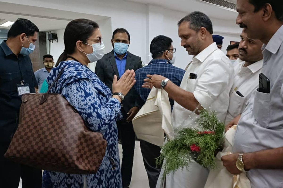 സ്മൃതി ഇറാനിയുടെ വയനാട് സന്ദർശനം ആരംഭിച്ചു; ആദിവാസി കുടുംബങ്ങളുമായി സംവദിക്കും