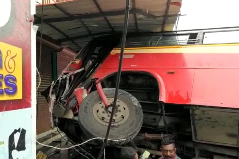  വാഹനം ഇടിച്ച് കയറിയ കട അവധിയായിരുന്നതിനാലും റോഡരികില്‍ മറ്റു യാത്രക്കാരില്ലാതിരുന്നതിനാലും വന്‍ദുരന്തമൊഴിവായി.