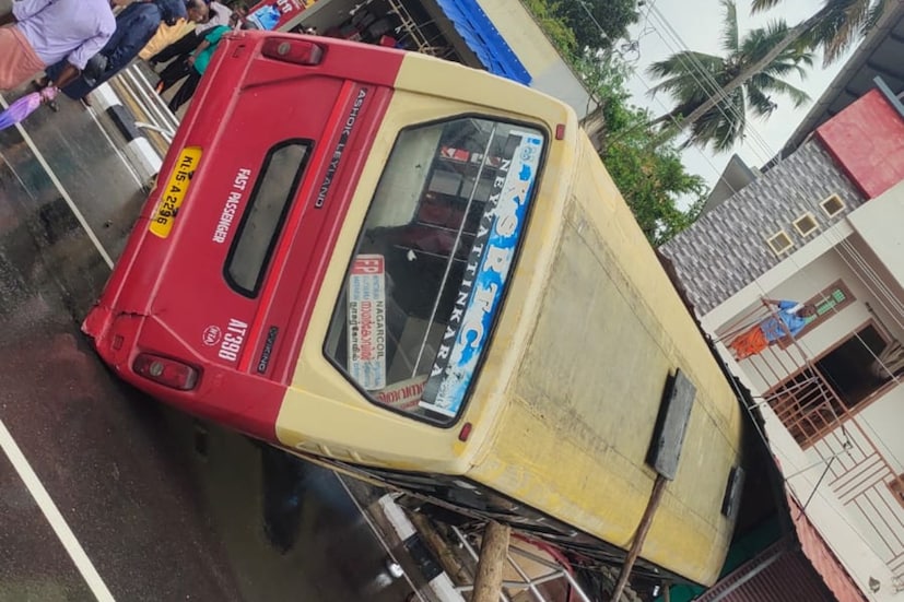 രണ്ടുദിവസം മുമ്പ് ഇവിടെ ബൈക്കപകടത്തിൽ രണ്ടു പേർ മരണപ്പെട്ടിരുന്നു.