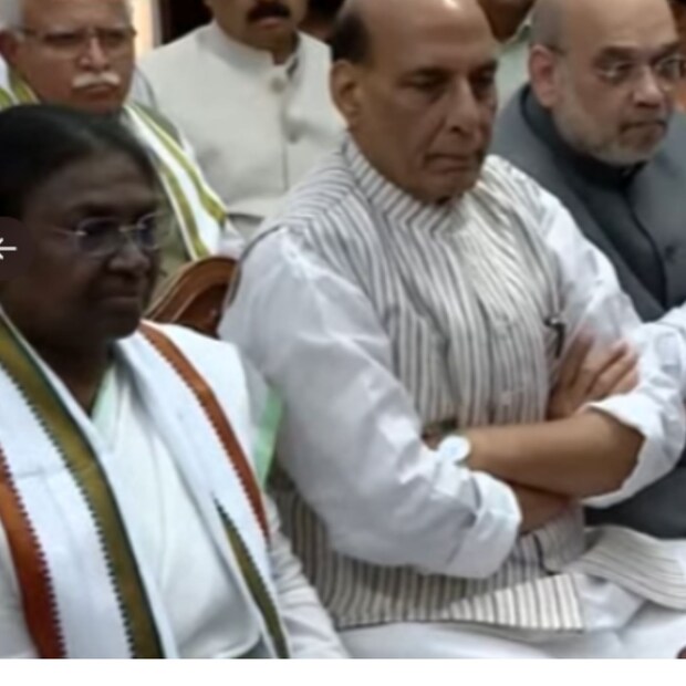 ന്യൂഡല്ഹി: രാഷ്ട്രപതി തെരഞ്ഞെടുപ്പില് എന്ഡിഎ സ്ഥാനാര്ത്ഥി ദ്രൗപദി മുര്മു (Droupadi Murmu) നാമനിര്ദേശ പത്രിക സമര്പ്പിച്ചു. പ്രധാനമന്ത്രി നരേന്ദ്രമോദി, ആഭ്യന്തരമന്ത്രി അമിത് ഷാ, പ്രതിരോധമന്ത്രി രാജ്നാഥ് സിംഗ് തുടങ്ങിയവര്ക്കൊപ്പമെത്തിയാണ് ദ്രൗപദി മുര്മു നാമനിര്ദേശ പത്രിക സമര്പ്പിച്ചത്. ജൂലൈ 18നാണ് രാഷ്ട്രപതി തെരഞ്ഞെടുപ്പ്. ന്യൂഡല്ഹി: രാഷ്ട്രപതി തെരഞ്ഞെടുപ്പില് എന്ഡിഎ സ്ഥാനാര്ത്ഥി ദ്രൗപദി മുര്മു (Droupadi Murmu) നാമനിര്ദേശ പത്രിക സമര്പ്പിച്ചു. പ്രധാനമന്ത്രി നരേന്ദ്രമോദി, ആഭ്യന്തരമന്ത്രി അമിത് ഷാ, പ്രതിരോധമന്ത്രി രാജ്നാഥ് സിംഗ് തുടങ്ങിയവര്ക്കൊപ്പമെത്തിയാണ് ദ്രൗപദി മുര്മു നാമനിര്ദേശ പത്രിക സമര്പ്പിച്ചത്. ജൂലൈ 18നാണ് രാഷ്ട്രപതി തെരഞ്ഞെടുപ്പ്.