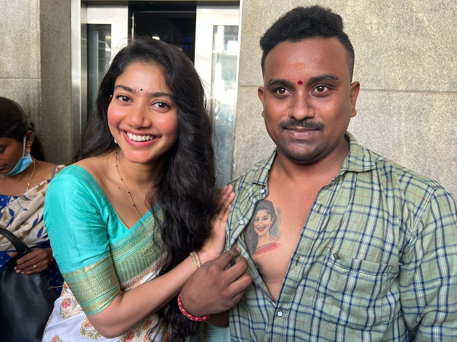  ചിത്രത്തിൽ നെഞ്ചിൽ താരത്തിന്റ മുഖം ടാറ്റൂ ചെയ്ത ആരാധകനേയും അടുത്ത് ചിരിച്ച് സന്തോഷവതിയായി നിൽക്കുന്ന സായ് പല്ലവിയേയും കാണാം. തന്റ മുഖം ടാറ്റൂ ചെയ്ത ആരാധകന്റെ പ്രവർത്തി അമ്പരപ്പിച്ചുവെന്നും താരം സമ്മതിച്ചു.