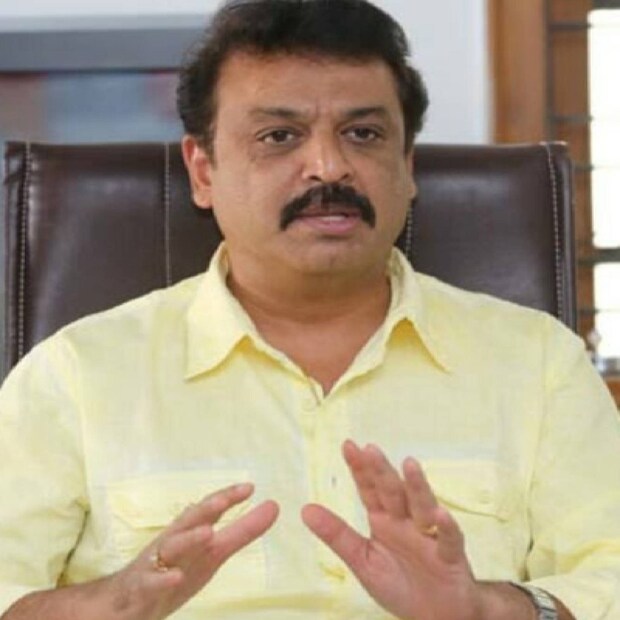  നടന്റെ മൂന്നാം ഭാര്യ രമ്യ രഘുപതി, ഇദ്ദേഹം വീണ്ടും വിവാഹം ചെയ്യാൻ പോകുന്നുവെന്ന വാർത്ത അറിഞ്ഞതും രംഗത്തെത്തിയിരിക്കുകയാണ്. ഈ ബന്ധത്തിൽ നരേഷിന്‌ ഒരു മകനുണ്ട്. യൂട്യൂബ് ചാനലുകൾ രമ്യയുടെ അഭിമുഖം സംപ്രേക്ഷണം ചെയ്യുന്ന തിരക്കിലാണ്. തന്റെ വിവാഹ ജീവിതം സംരക്ഷിക്കണം എന്ന നിലയിലാണ് രമ്യ. ഇവർ നരേഷിനെ കുറിച്ച് ചില വെളിപ്പെടുത്തലുകളും നടത്തി (തുടർന്ന് വായിക്കുക)