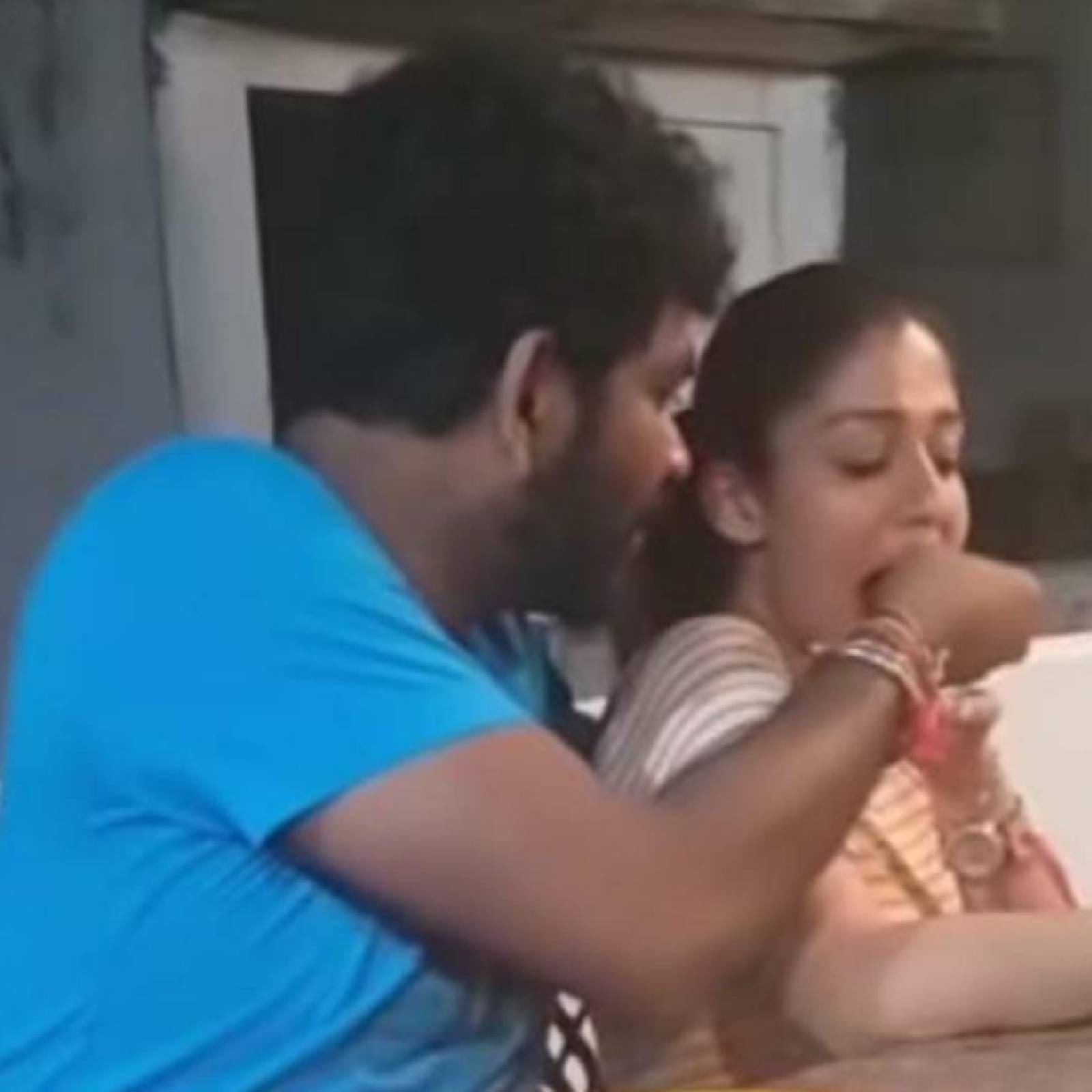  താരനിബിഢമായിരുന്നു നടി നയൻതാരയുടെയും (Nayanthara) സംവിധായകൻ വിഗ്നേഷ് ശിവന്റെയും (Vignesh Shivan) വിവാഹം. വിവാഹ ചടങ്ങുകൾക്ക് ശേഷം ജൂൺ 9 ന് ഉച്ചയ്ക്ക് ശേഷം വിവാഹത്തിന്റെ ചിത്രങ്ങൾ ഇരുവരും പങ്കിടുമെന്നും വിവാഹത്തിന് ശേഷം ജൂൺ 11 ന് ആദ്യമായി പൊതുവിടത്തിൽ പ്രത്യക്ഷപ്പെടുമെന്നും സംവിധായകൻ വിഗ്നേഷ് ശിവൻ ഒരു അഭിമുഖത്തിൽ പറഞ്ഞു. ഏഴുവർഷത്തെ പ്രണയത്തിനു ശേഷമാണ് ഇവർ വിവാഹം ചെയ്തത് (ഫയൽ ചിത്രം)
