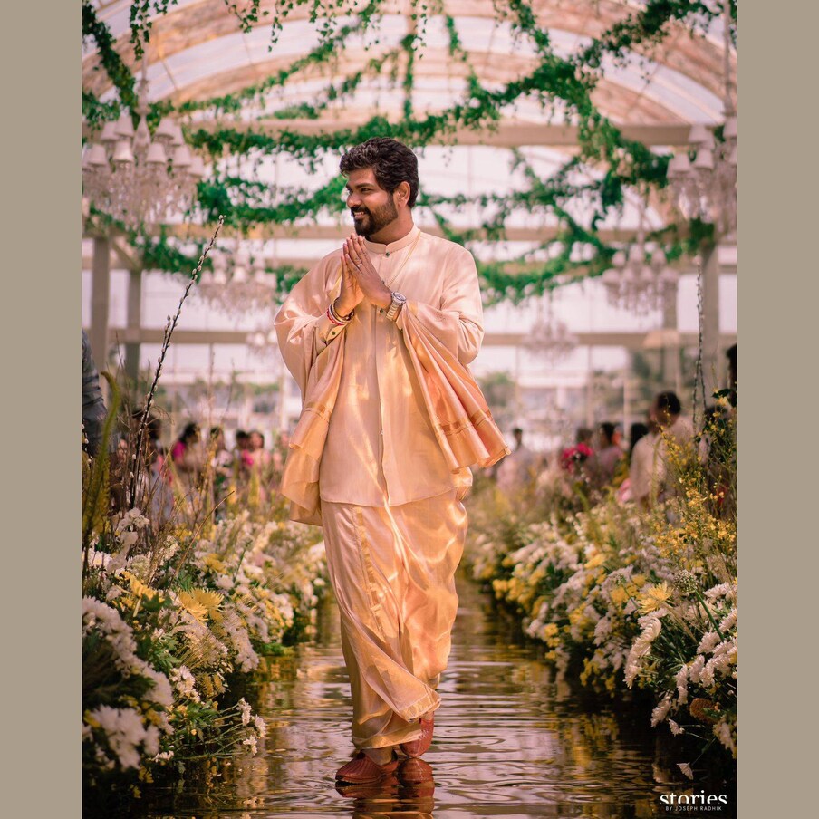  ജേഡ് ബൈ മോണിക്ക ആന്റ് കരിഷ്മ ലേബലിന്റെ സിന്ദൂര ചുവപ്പ് നിറത്തിലുള്ള സാരിയാണ് നയൻതാര ധരിച്ചത്. ഒപ്പം ഡയമണ്ടും എമറാൾഡും കൊണ്ടുള്ള ആഭരണങ്ങളും മാറ്റ് കൂട്ടി. പുതിയ റിപ്പോർട്ടുകൾ അനുസരിച്ച് നയൻതാര വിവാഹത്തിന് ധരിച്ച ആഭരണങ്ങളെല്ലാം വിഘ്നേഷ് നൽകിയതാണെന്നതാണ്.