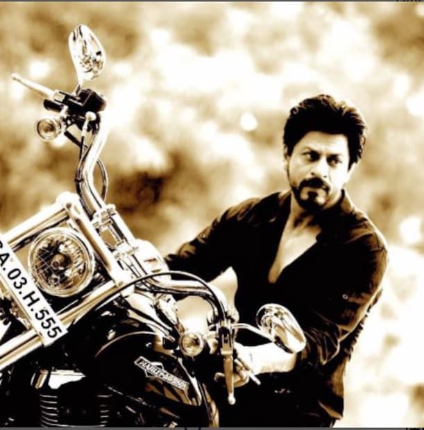  ബോളിവുഡിൽ ഷാരൂഖ് ഖാൻ പിറന്നിട്ട് ഇന്ന് മുപ്പത് വർഷം തികയുകയാണ്. 1992 ലായിരുന്നു ബോളിവുഡിന് അതുവരെ അപരിചതമായ ഊർജവും അഭിനയവുമായി ഷാരൂഖ് ഖാൻ എന്ന നടൻ അവതരിക്കുന്നത്.