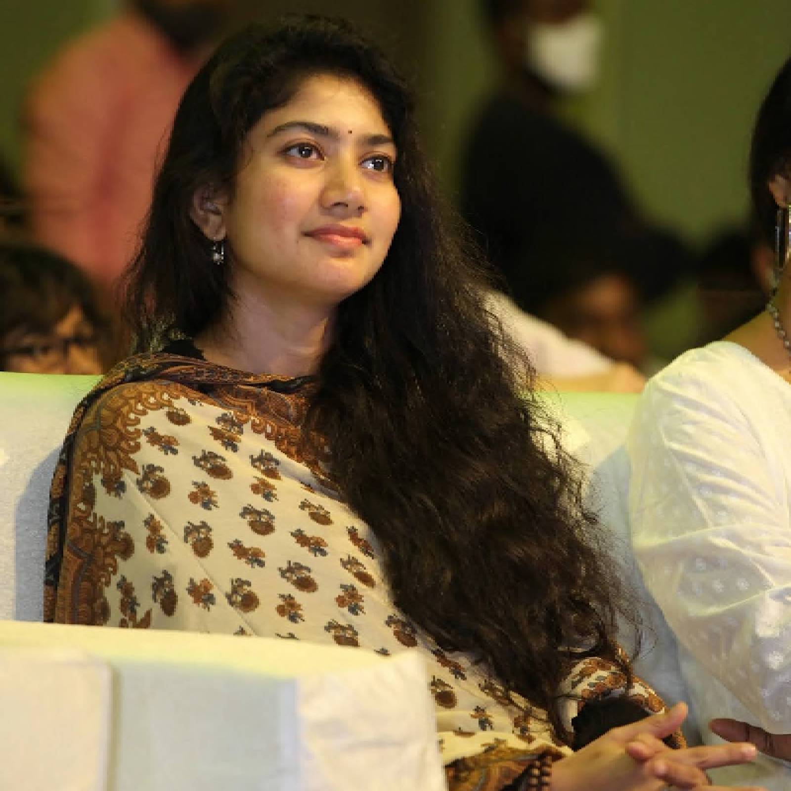  കഥാപാത്രത്തോട് നീതി പുലർത്താൻ കഴിയുന്ന ഒരു മികച്ച താരത്തെ അണിനിരത്താനാണ് ചിത്രത്തിന്റെ സംവിധായകൻ സുകുമാർ ആഗ്രഹിച്ചത്. ഈ കഥാപാത്രം ചെയ്യാൻ സായിയെ അദ്ദേഹം പ്രേരിപ്പിച്ചതായും അവർ പ്രോജക്റ്റിന് അനുമതി നൽകിയതായും സൂചനയുണ്ട്