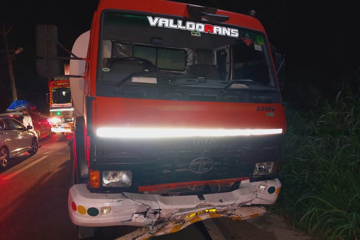  മൃതദേഹങ്ങൾ വലിയകുന്ന് താലൂക്ക് ആശുപത്രിയിൽ നിന്ന് തിരുവനന്തപുരം മെഡിക്കൽ കോളജ് ആശുപത്രിയിലേക്ക് മാറ്റി. (ആത്മഹത്യ ഒന്നിനും പരിഹാരമല്ല.. അതിജീവിക്കാൻ ശ്രമിക്കുക. മാനസികാരോഗ്യ വിദഗ്ധരുടെ സഹായം തേടുക.. Toll free helpline number: 1056, മറ്റ് ഹെൽപ് ലൈൻ നമ്പറുകൾ:  പ്രതീക്ഷ (കൊച്ചി ) -048-42448830,  മൈത്രി ( കൊച്ചി )- 0484-2540530, ആശ്ര (മുംബൈ )-022-27546669, സ്നേഹ (ചെന്നൈ ) -044-24640050, സുമൈത്രി -(ഡല്‍ഹി )-  011-23389090,  കൂജ് (ഗോവ )- 0832- 2252525,  റോഷ്നി (ഹൈദരാബാദ്) -040-66202000)