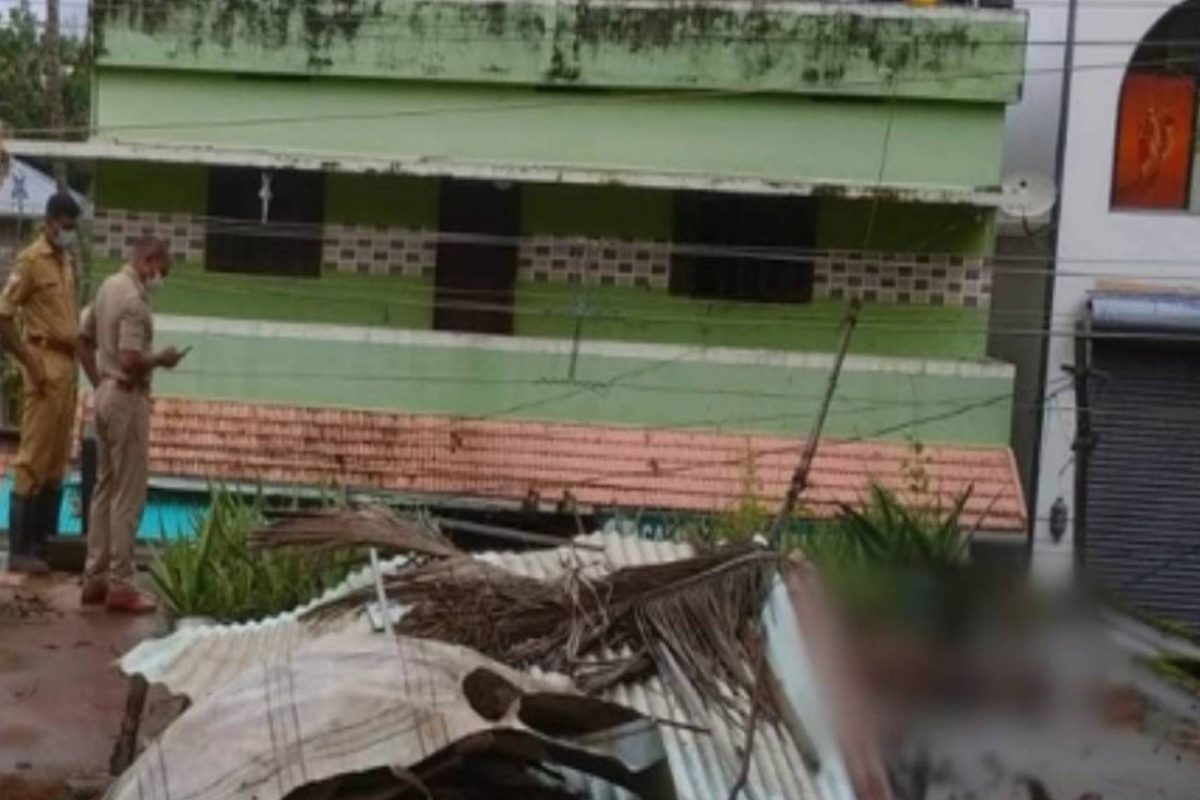 ഇരുമ്പ് തോട്ടികൊണ്ട് തേങ്ങ പറിക്കാന്‍ ശ്രമിക്കുന്നതിനിടെ അച്ഛനും മകനും ഷോക്കേറ്റ് മരിച്ചു