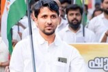 മുഖ്യമന്ത്രിക്കെതിരെ വിമാനത്തിൽ പ്രതിഷേധിച്ച അധ്യാപകനെ സസ്പെൻഡ് ചെയ്തു