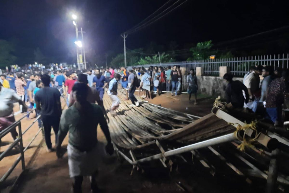 മലപ്പുറത്ത് ഫുട്ബോള്‍ മത്സരത്തിനിടെ ഗ്യാലറി തകര്‍ന്ന് വീണു; നിരവധി പേര്‍ക്ക് പരിക്ക്