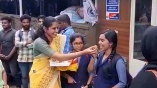 ജില്ലാ പഞ്ചായത്ത് പ്രസിഡന്റ് പി പി ദിവ്യയുടെ നേതൃത്വത്തിൽ ലഡു വിതരണം