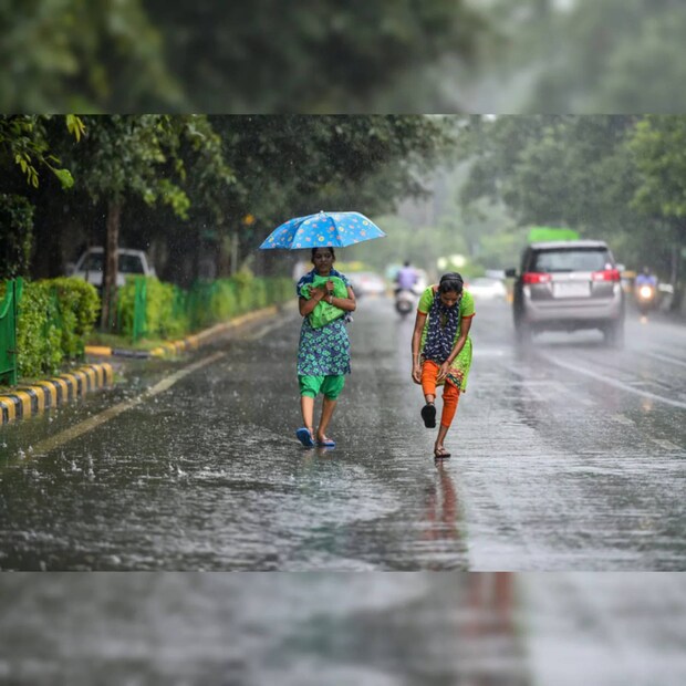  തിരുവനന്തപുരം: സംസ്ഥാനത്ത് ഇന്നും കനത്ത മഴയ്ക്ക് (Heavy Rain) സാധ്യത. ആറ് ജില്ലകളില്‍ ഓറഞ്ച് അലര്‍ട്ടും (Orange Alert) ആറ് ജില്ലകളില്‍ യെല്ലോ അലര്‍ട്ടും (Yellow Alert) പ്രഖ്യാപിച്ചിട്ടുണ്ട്. ഇടുക്കി, തൃശൂര്‍, മലപ്പുറം, കോഴിക്കോട്, കണ്ണൂര്‍, കാസര്‍കോട് ജില്ലകളിലാണ് ഇന്ന് ഓറഞ്ച് ജാഗ്രതാ നിര്‍ദേശം പുറപ്പെടുവിച്ചിട്ടുള്ളത്. പത്തനംതിട്ട, ആലപ്പുഴ, കോട്ടയം, എറണാകുളം, പാലക്കാട്, വയനാട് ജില്ലകളിലാണ് യെല്ലോ അലര്‍ട്ടുള്ളത്.