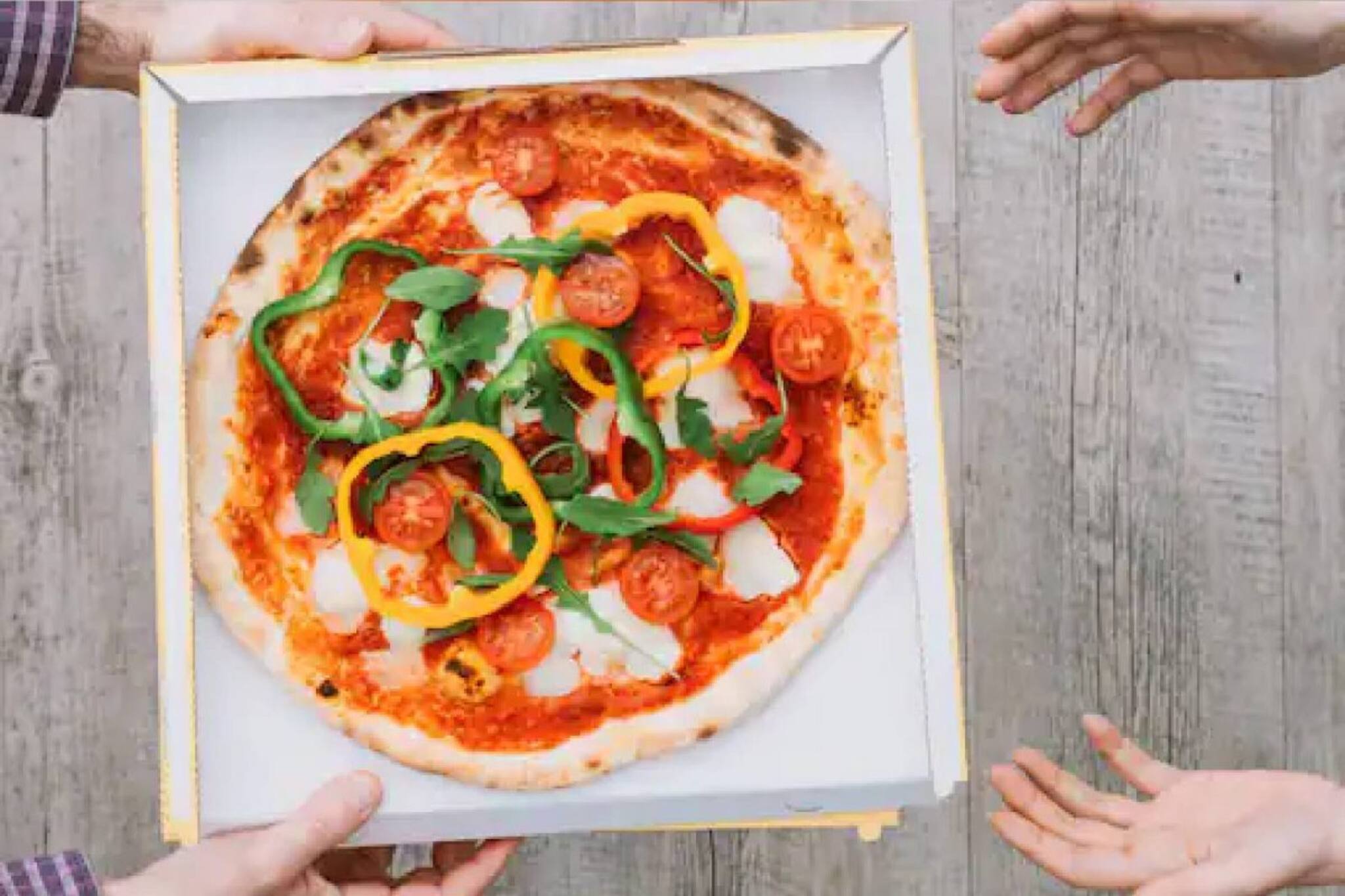 പിസ വൈകിയതിന് പൊലീസിൽ പരാതിപ്പെട്ട് യുവാവ്; ഇത്തരം പരാതികൾക്കല്ല എമർജൻസി നമ്പറെന്ന് പൊലീസ്