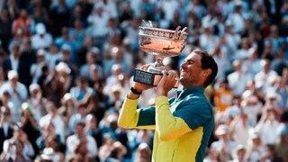 ഫ്രഞ്ച് ഓപ്പൺ കിരീടവുമായി റാഫേൽ നദാൽ (AP Photo)