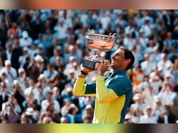 ഫ്രഞ്ച് ഓപ്പൺ കിരീടവുമായി റാഫേൽ നദാൽ (AP Photo)