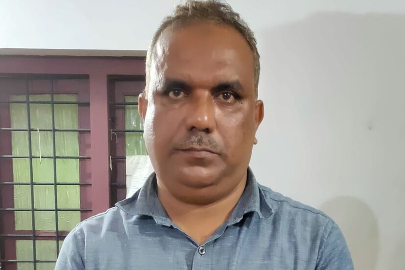  നാട്ടുകാര്‍ വിവരം അറിയിച്ചതിനെ തുടര്‍ന്ന് എലത്തൂര്‍ എസ് ഐ രാജേഷ് കുമാറിന്റെ നേതൃത്വത്തില്‍ പോലീസ് എത്തിയാണ് ഇവരെ പിടികൂടിയത്. മുപ്പത് കിലോയോളം ചന്ദന മുട്ടികളും ചന്ദനം കടത്താന്‍ ഉപയോഗിച്ച കെ എല്‍ 11 എ ജെ 1020 നമ്പര്‍ കാറും കസ്റ്റഡിയിലെടുത്തു.
