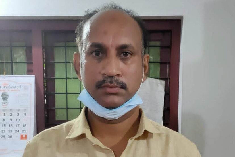  ചന്ദന മരം മുറിക്കുന്നതും കൈവശം വെക്കുന്നതും ജാമ്യമില്ലാത്ത കുറ്റമാണെന്നും സംഭവത്തില്‍ വിശദമായ അന്വേഷണം നടത്തി വരികയാണെന്നും താമരശ്ശേരി ഫോറസ്റ്റ് റെയ്ഞ്ച് ഓഫീസര്‍ എം കെ രാജീവ് കുമാര്‍ പറഞ്ഞു.