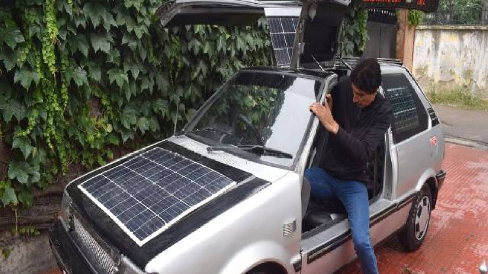 Solar Car | 'സാധാരണക്കാർക്കും വേണ്ടേ ആഡംബര കാർ?' സോളാർ കാർ നിര്‍മ്മിച്ച് കശ്മീരിലെ അധ്യാപകൻ