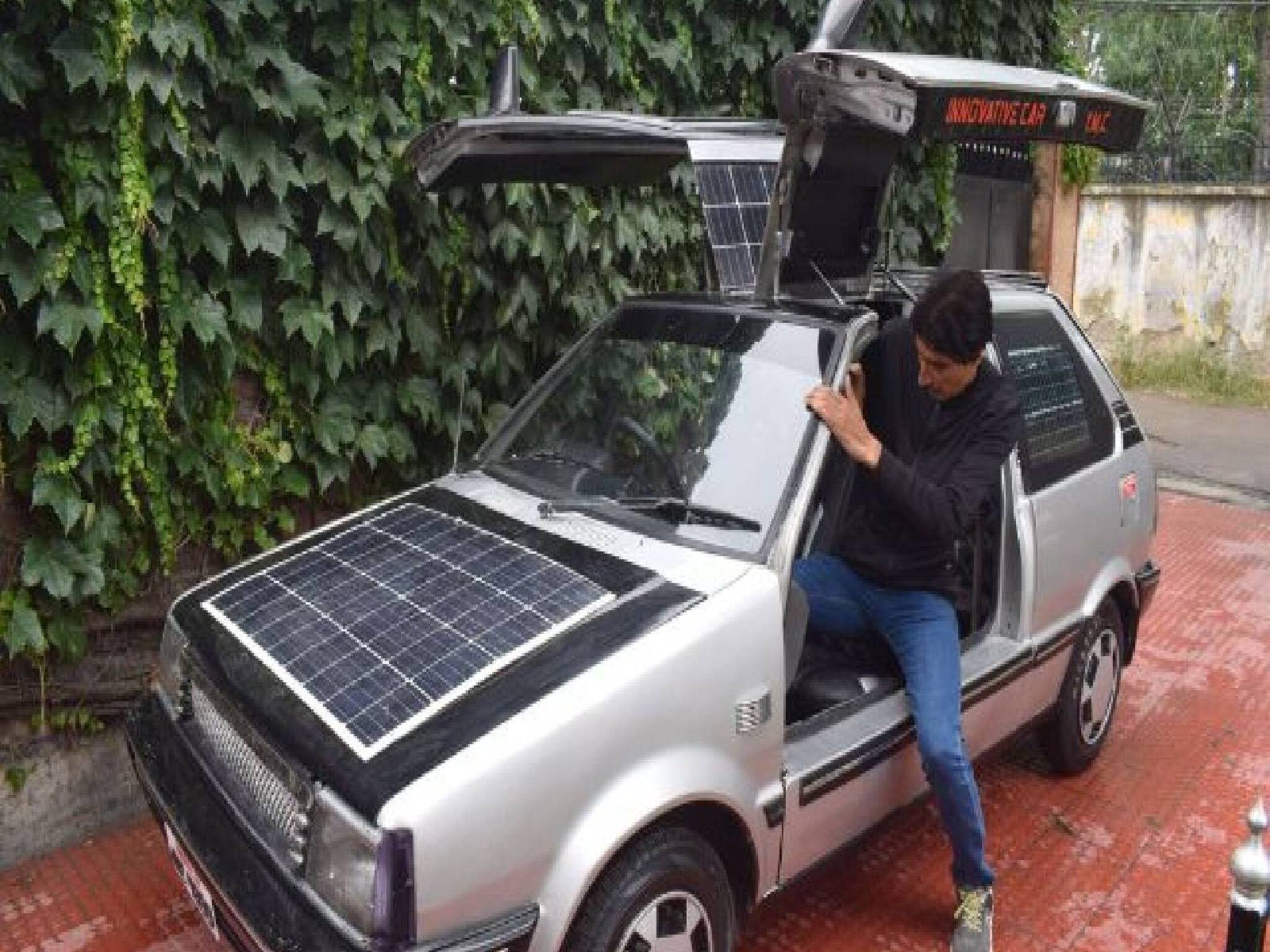 Solar Car | 'സാധാരണക്കാർക്കും വേണ്ടേ ആഡംബര കാർ?' സോളാർ കാർ നിര്‍മ്മിച്ച് കശ്മീരിലെ അധ്യാപകൻ