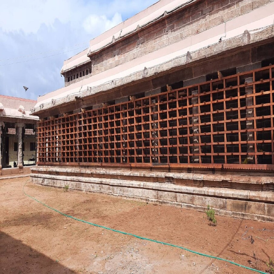  അനന്തപദ്മനാഭനാണ് തിരുവട്ടാർ ആദികേശവപെരുമാൾ ക്ഷേത്രത്തിലെ പ്രധാന പ്രതിഷ്ഠ. ശ്രീപദ്മനാഭസ്വാമി ക്ഷേത്രത്തിലെ പ്രതിഷ്ഠയെപ്പോലെ ശയന രൂപത്തിലാണ് ഇവിടത്തെ പ്രധാന വിഗ്രഹം. തിരുവനന്തപുരം - നാഗർകോവിൽ ദേശീയപാതയിൽ മാർത്താണ്ഡത്തുനിന്ന് കുലശേഖരം പോകുന്ന വഴിയിൽ തിരുവട്ടാർ ഡിപ്പോയ്‌ക്ക് സമീപമാണ് ക്ഷേത്രം.