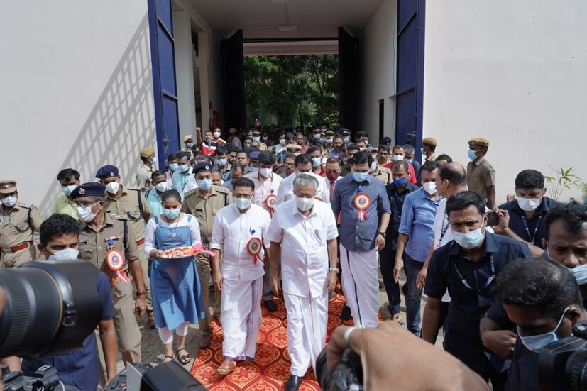  വഴി നീളെ ഉള്ള കരിങ്കൊടി പ്രതിഷേധങ്ങൾ മറികടന്നായിരുന്നു പിണറായി വിജയൻ തവനൂർ എത്തിയത്. കുന്നംകുളത്തും എടപ്പാൾ കണ്ടനകത്തും യുവമോർച്ച പ്രവർത്തകർ പിണറായി വിജയനെ കരിങ്കൊടി കാണിച്ചു.