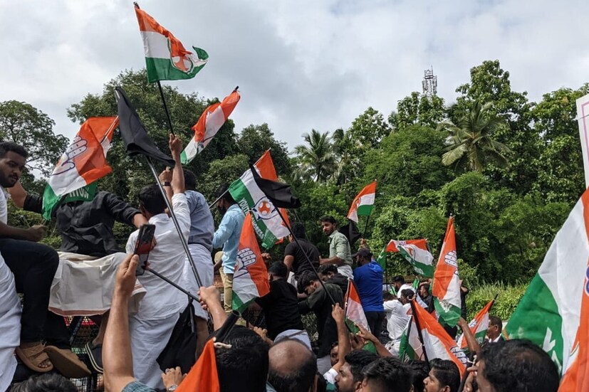  ചങ്ങരംകുളത്ത് കരിങ്കൊടി കാണിക്കാൻ നിന്ന യൂത്ത് കോൺഗ്രസ് പ്രവർത്തകരെ പോലീസ് കരുതൽ കസ്റ്റഡിയിൽ എടുത്തു. വഴിയിൽ ഉടനീളം പോലീസ് കണ്ണിൽ എണ്ണയൊഴിച്ചും കയ്യിൽ ലാത്തിയേന്തിയും മുഖ്യൻ്റെ സുരക്ഷയ്ക്ക് വഴി ഒരുക്കാൻ നിലയിരുപ്പിച്ചിരുന്നു.