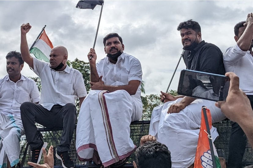  യൂത്ത് കോൺഗ്രസ്, യൂത്ത് ലീഗ് പ്രവർത്തകരുടെ കരിങ്കൊടി പ്രതിഷേധം പോലീസ് ബാരിക്കേഡ് വച്ച് പൂട്ടി. കുറ്റിപ്പുറം പൊന്നാനി ദേശീയ പാത ഒരു മണിക്കൂറോളം പോലീസ് അടച്ചു പൂട്ടി. ഡി സി സി പ്രസിഡൻ്റ് വി എസ് ജോയ് അടക്കമുള്ള നേതാക്കളും പ്രവർത്തകരും ബാരിക്കേഡിനു മുകളിൽ കയറിയിരുന്ന് മുദ്രാവാക്യം വിളിച്ചു.