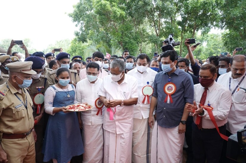  മുദ്രാവാക്യം വിളിച്ച് വിളിച്ച് ബാരിക്കേഡ് തള്ളാൻ തുടങ്ങിയതോടെ പോലീസ് ജലപീരങ്കി പ്രയോഗിച്ചു. പിന്നെ കുത്തിയിരിപ്പ് സമരമായി. മുഖ്യമന്ത്രി ഉദ്ഘാടനം കഴിഞ്ഞ് മടങ്ങുമ്പോൾ ഉണ്ടായേക്കാവുന്ന പ്രതിഷേധം മുന്നിൽ കണ്ട് പോലീസ് പ്രവർത്തകരെ തൂക്കിയെടുത്ത് കൊണ്ടുപോകാൻ തുടങ്ങി. 11 മണിക്ക് മുൻപേ മുഖ്യമന്ത്രി കടന്നുപോയി. അപ്പോഴും മിനിപമ്പയിൽ പ്രതിഷേധങ്ങൾ ഒടുങ്ങിയിരുന്നില്ല.