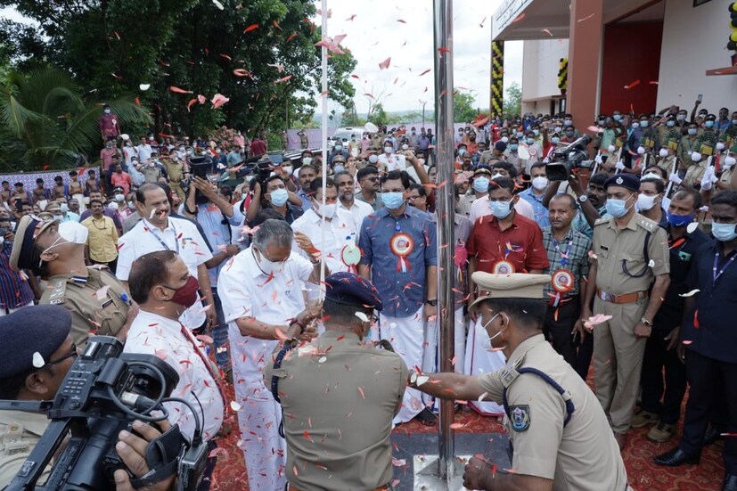  ഇതിനിടെ,  തവനൂരിൽ സെൻട്രൽ ജയിൽ ഉദ്ഘാടനം ചെയ്ത മുഖ്യമന്ത്രി പിണറായി വിജയനെ പരിഹസിച്ച് മലപ്പുറം ഡിസിസി പ്രസിഡന്റ് വി എസ്  ജോയ് രംഗത്തെത്തി. കേരളത്തിന്റെ മുഖ്യമന്ത്രി ഏറ്റവും വലിയ കൊള്ളക്കാരനായി മാറിയിരിക്കുകയാണ്. ലോകചരിത്രത്തിൽ ആദ്യമായി കള്ളന്മാർക്ക് കിടക്കാനുള്ള ജയിൽ ഒരു കൊള്ളക്കാരന്റെ കൈകളാൽ ഉദ്ഘാടനം ചെയ്യപ്പെടുന്നുവെന്നും അദ്ദേഹം പരിഹസിച്ചു.