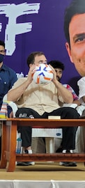 ഫുട്ബോളിലൂടെ രാഷ്ട്രീയം സൂചിപ്പിച്ച് രാഹുൽ ഗാന്ധി ഫുട്ബോളിലൂടെ രാഷ്ട്രീയം സൂചിപ്പിച്ച് രാഹുൽ ഗാന്ധി