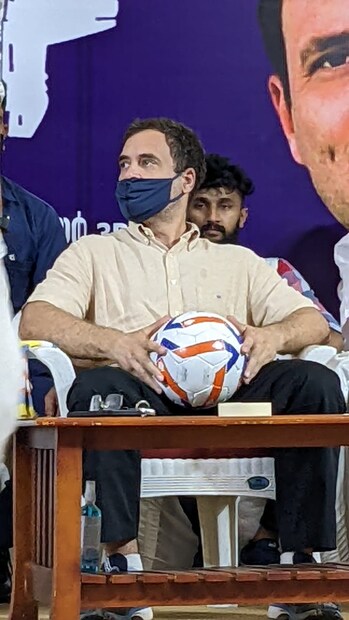  "ഭാഷ, മതം, സമുദായം എന്നിങ്ങനെയുള്ള വേർതിരിവുകൾ ഇല്ലാതെയാണ് ഫുട്ബോൾ ടീമിനെ തെരഞ്ഞെടുക്കുക. ഭാഷ-മത വ്യത്യസ്തയുടെ പേരിൽ ആളുകളെ തെരഞ്ഞെടുത്താൽ നല്ല ടീം ഉണ്ടാകുമോ? രാജ്യത്തെ മത, സാമുദായിക, ഭാഷ വേർതിരിവുകൾ കൊണ്ട് വിഭജിച്ചാൽ എങ്ങനെ ടീം ഇന്ത്യ ഉണ്ടാകും? ഫുട്ബോൾ ടീമിനെ ഒരുമിച്ച് നിർത്തുന്നതു പോലെ എല്ലാവരെയും ചേർത്ത് പിടിക്കണം " രാഹുൽ പറഞ്ഞു.