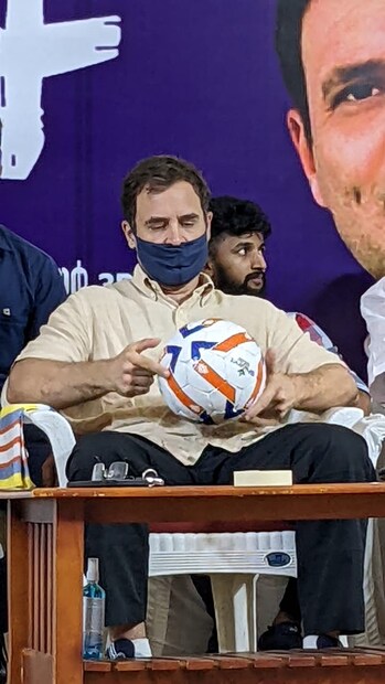  സന്തോഷ് ട്രോഫി നേടിയ കേരള ടീമിലുണ്ടായിരുന്ന അർജുൻ ജയരാജ്, ടികെ ജെസിൻ, സഫ്നാദ്, മുഹമ്മദ് റാഷിദ് എന്നിവരും ചടങ്ങിൽ പങ്കെടുത്തു. ഇവരെ അഭിനന്ദിച്ച രാഹുൽ ഇവർക്ക് ഉപഹാരവും സമ്മാനിച്ചു. പ്രാദേശിക ഫുട്ബോൾ ക്ലബ്ബുകളുടെ ഉന്നമനം ലക്ഷ്യമിട്ട് ജില്ല പഞ്ചായത്ത് അംഗം കെ.ടി. അജ്മൽ സ്വന്തം നിലയിൽ നടപ്പാക്കുന്ന പദ്ധതിയാണ് "കിക്ക് ഓഫ് ".