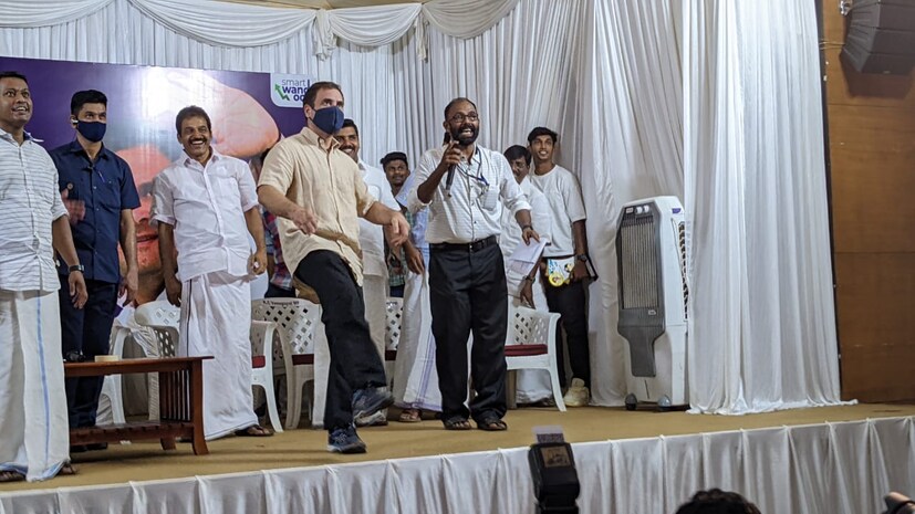  ഫുട്ബോൾ തട്ടിയാണ് രാഹുൽ പദ്ധതിയുടെ ' കിക്ക് ഓഫ് ' നിർവഹിച്ചത്. വണ്ടൂർ ജില്ലാ പഞ്ചായത്ത് ഡിവിഷനിലെ ക്ലബ്ബുകളെ സജീവമാക്കാനുള്ള ജില്ല പഞ്ചായത്ത് അംഗം കെ.ടി. അജ്മലിന്റെ സ്വപ്ന പദ്ധതിയാണ് കിക്ക് ഓഫ്. തെരഞ്ഞടുപ്പ് പ്രചരണ സമയത്ത് അജ്മൽ  യുവാക്കൾക്ക് നൽകിയ ഉറപ്പ് കൂടിയാണ് ഇത്.