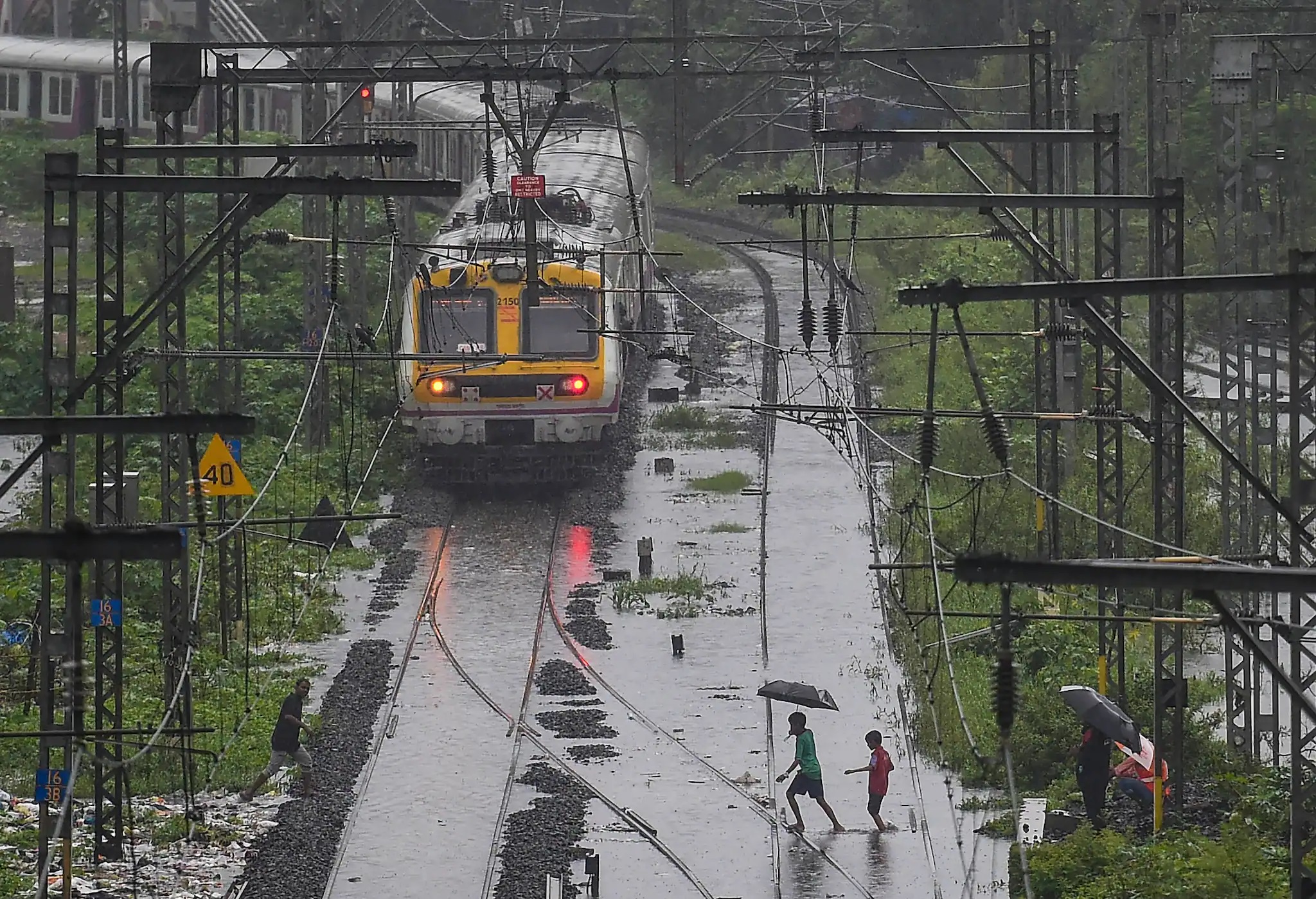  രാജ്യത്തിന്റെ സാമ്പത്തിക തലസ്ഥാനമായ മുംബൈയുടെ ജീവനാഡികളായി കണക്കാക്കുന്ന മുംബൈ ലോക്കൽ ട്രെയിൻ സർവ്വീസുകൾ പോലും സാധാരണയിലെന്ന പോലെ ഓടുന്നു. (Image: PTI )