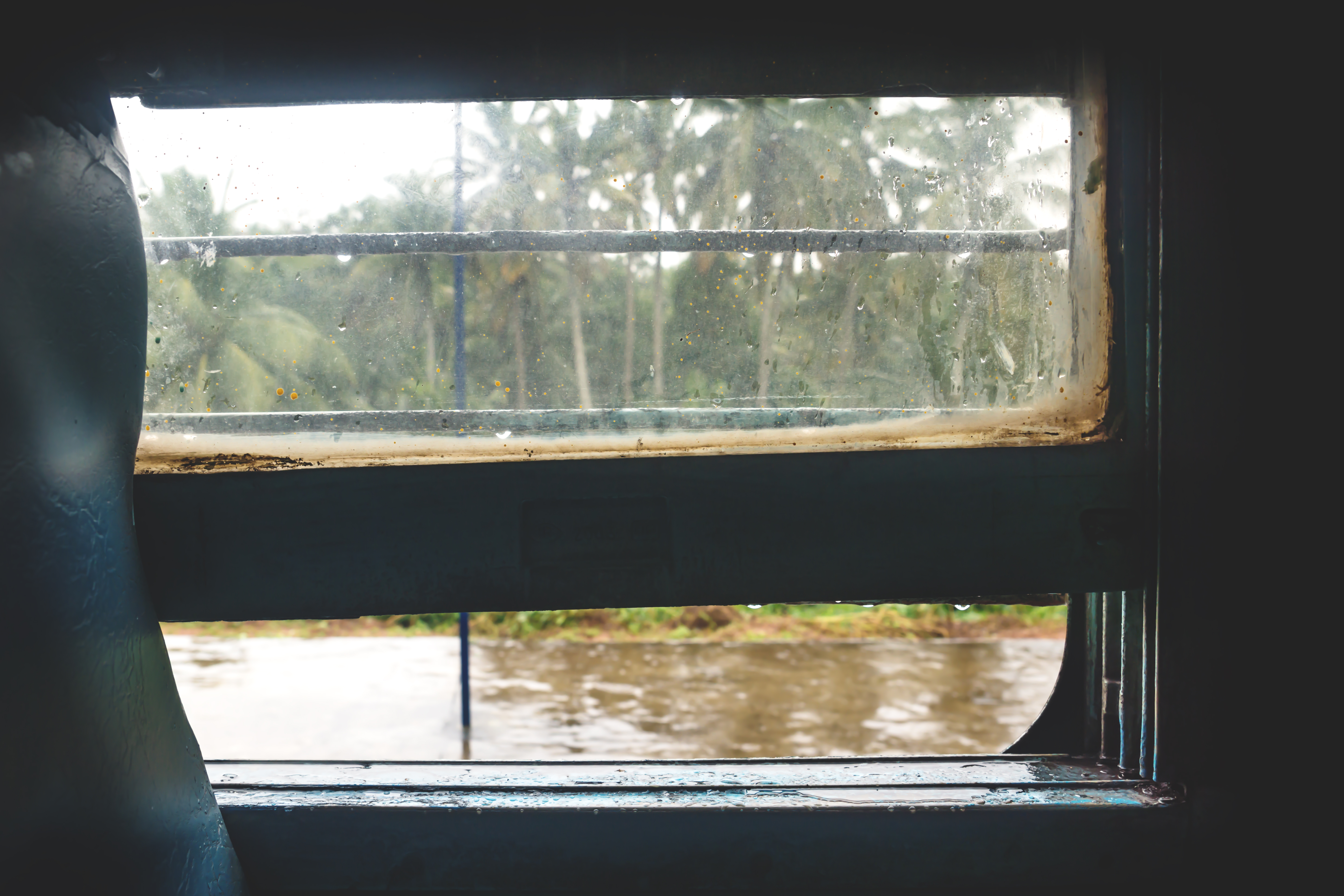  മാഗ്ലൂരുവിനും പാഡിലിനും ഇടയിൽ മണ്ണിടിഞ്ഞതിനാൽ കർണ്ണാടകയിലെയും മാഗ്ലൂരുവിലേയും നിരവധി ട്രെയിനുകൾ റദ്ദാക്കപ്പെട്ടു.