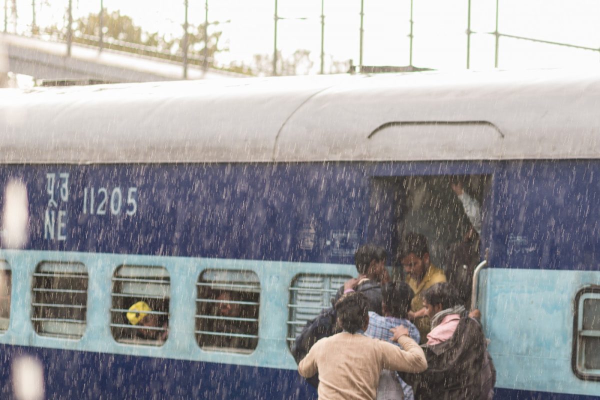 കടുത്ത മഴയ്ക്കിടയിൽ ഇന്ത്യൻ റെയിൽവേ; മഴ-റെയിൽ ചിത്രങ്ങൾ
