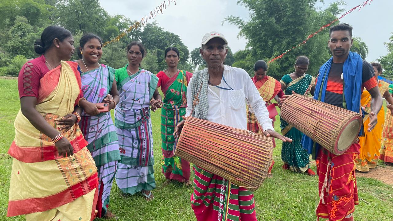  ന്യൂഡല്‍ഹി: രാഷ്ട്രപതി തെരഞ്ഞെടുപ്പില്‍ വോട്ടെണ്ണല്‍ പുരോഗമിക്കുന്നതിനിടെ എൻഡിഎ സ്ഥാനാർഥി ദ്രൗപദി മുർമുവിന്റെ ഒഡീഷയിലെ ജന്മദേശത്ത് ആഘോഷം തുടങ്ങി. ഏറ്റവും ഒടുവില്‍ ലഭിക്കുന്ന സൂചനകള്‍ അനുസരിച്ച് എന്‍ഡിഎ സ്ഥാനാര്‍ത്ഥി ദ്രൗപദി മുര്‍മു മുന്നിട്ടു നില്‍ക്കുകയാണ്. ആദ്യറൗണ്ടില്‍ പാര്‍ലമെന്റംഗങ്ങളുടെ വോട്ടുകള്‍ എണ്ണിയപ്പോള്‍ ദ്രൗപദി മുര്‍മുവിന് 72.19 ശതമാനം വോട്ടു ലഭിച്ചു.  (Image: News18)