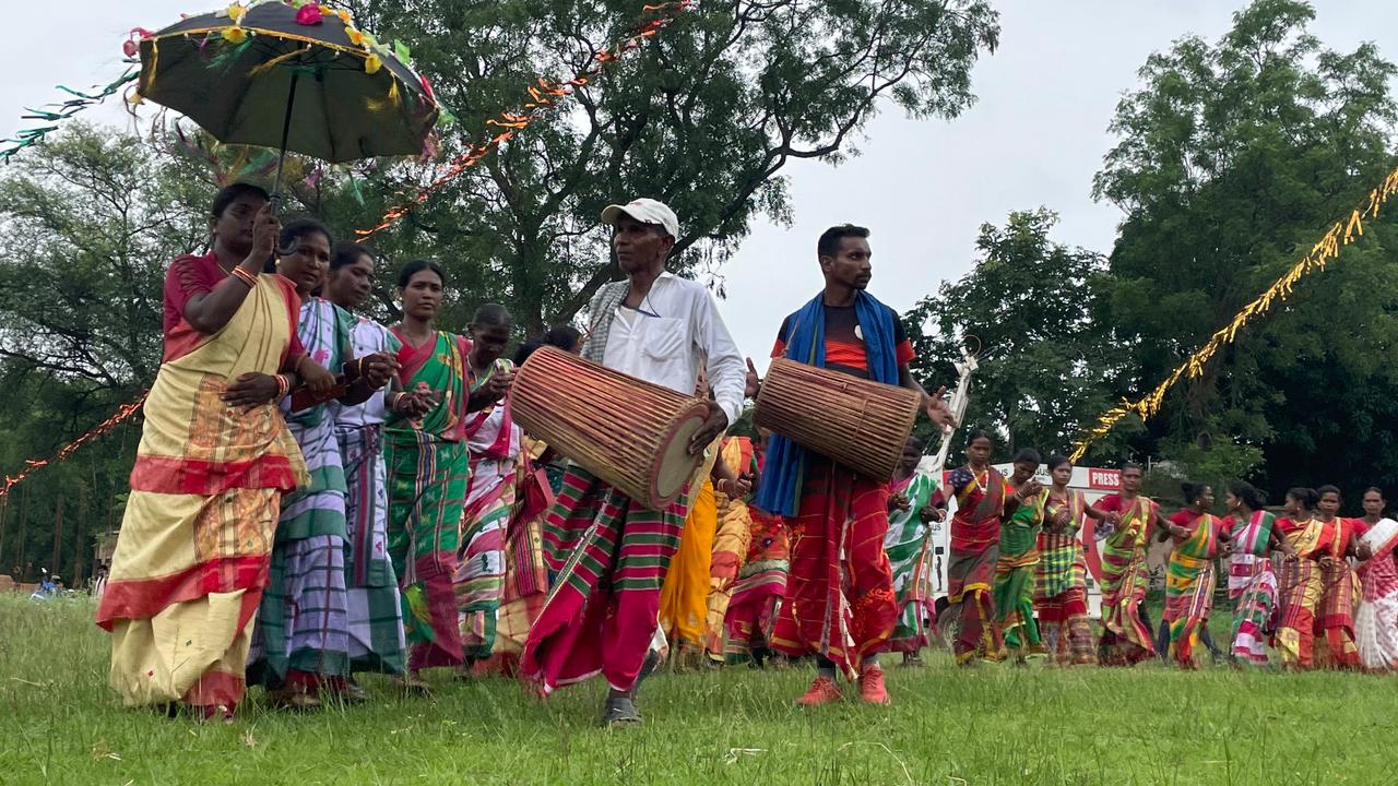 ഒഡീഷയിലെ മയൂർഭഞ്ച് ജില്ലയിലെ മുർമുവിന്റെ ജന്മനാടായ റായ്‌രംഗ്‌പൂർ ആഘോഷത്തിമിർപ്പിലാണ്. പടക്കം പൊട്ടിച്ചും മധുരപലഹാരങ്ങൾ വിതരണം ചെയ്തും വിജയം ആഘോഷിക്കാനുള്ള കൂടുതൽ തയ്യാറെടുപ്പുകൾ നടക്കുകയാണ്.  . (Image: News18)