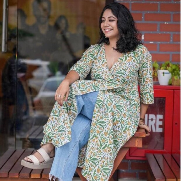  അഭയ ഹിരണ്മയയുടെ അമ്മ ലതികയും പാട്ടുകാരി തന്നെയാണ്. അമ്മയും മകളും ചേർന്ന് ഒരു ഭക്തിഗാന കവർ സോംഗ് ചെയ്തിരുന്നു