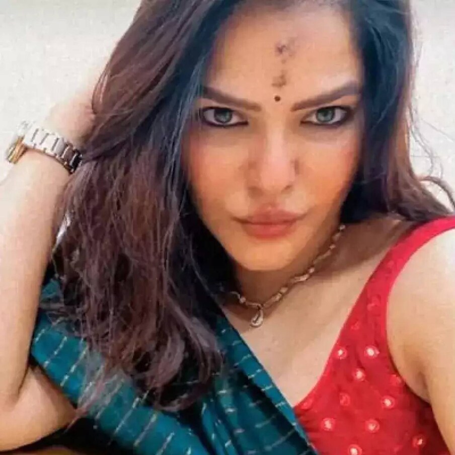  ദത്തെടുക്കലിനായുള്ള നോ ഒബ്ജക്ഷൻ സർട്ടിഫിക്കറ്റ് നൽകിയത് പാർത്ഥയാണത്രെ. കുടുംബ സുഹൃത്ത് എന്ന നിലയിലാണ് സർട്ടിഫിക്കറ്റ് നൽകിയത്. ഈ വിഷയത്തെക്കുറിച്ച് പാർത്ഥക്ക് തന്റേതായ വിശദീകരണമുണ്ട്