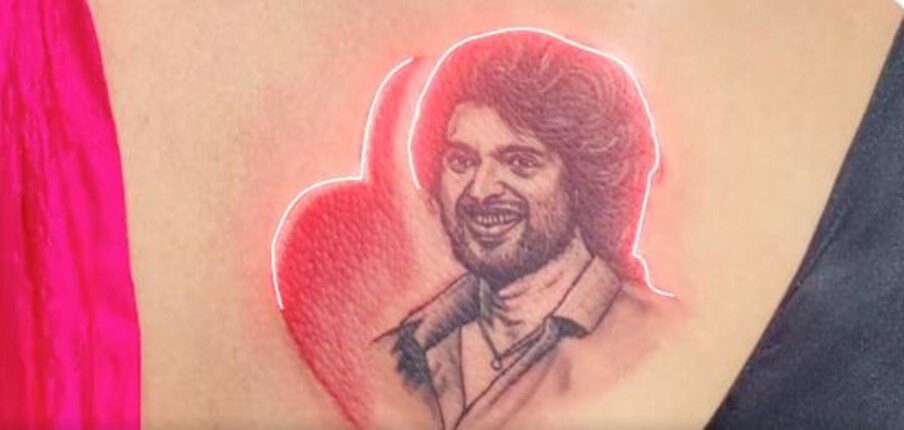  വിജയിയുടെ മുഖം പുറത്താണ് ആരാധിക ടാറ്റൂ ചെയ്തിരുന്നത്. ഇത് താരത്തിന് നേരിട്ട് കാണിച്ചു കൊടുക്കുകയും ചെയ്തു. ആരാധികരമാരുടെ ഒപ്പം നിന്ന് ചിത്രവും എടുത്താണ് വിജയ് ഇരുവരേയും യാത്രയയച്ചത്.